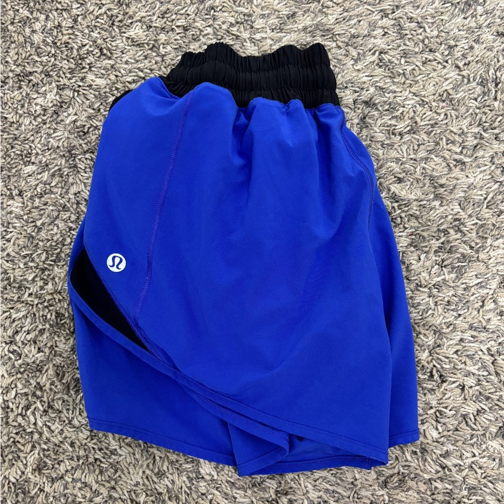 Black and blue lululemon hotty hot shorts- size 6-2.5 inch